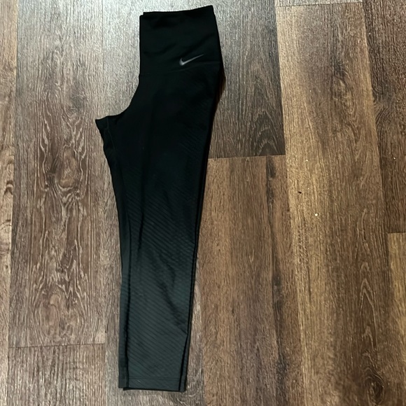 Nike Women’s Zonal Strength Crop Tight - Picture 1 of 2